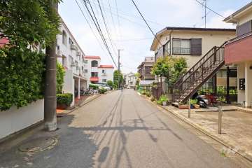 敷地の北側前面道路(東側から)