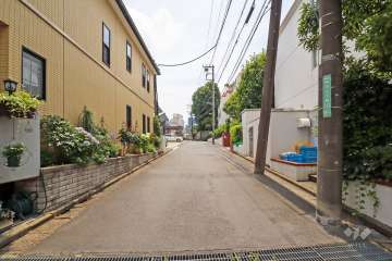 敷地の東側前面道路(北側から)