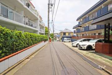 敷地の東側前面道路(南側から)