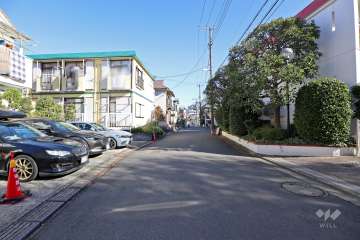 敷地北側の前面道路（西側から）