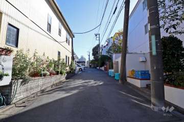 敷地東側の前面道路（北側から）