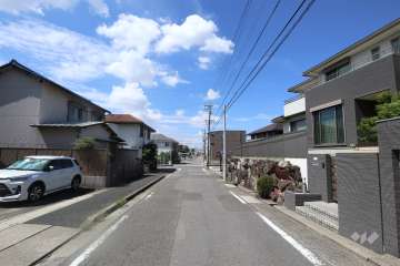 敷地北東側の前面道路(東側から)