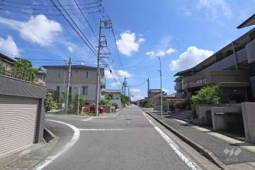 敷地北東側の前面道路(西側から)