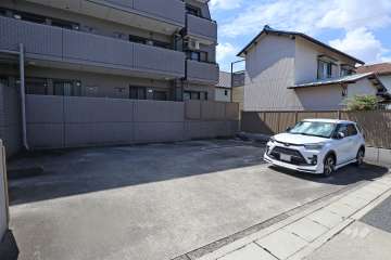 敷地西側の敷地内駐車場（屋内平面式）