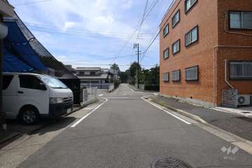 敷地の東側前面道路（北側から）