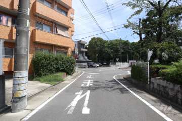 敷地の南側前面道路（西側から）