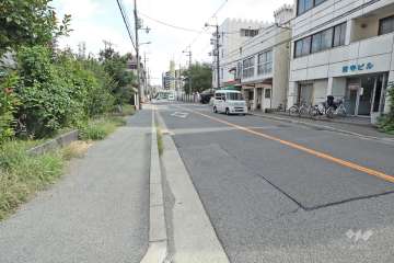 敷地南側の前面道路（西側から）