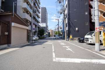 敷地東側の前面道路（南側から）