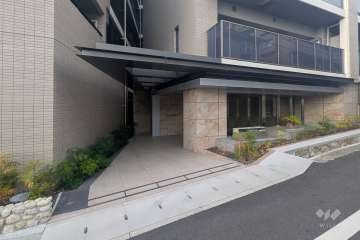 東側エントランス