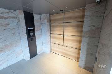 東側エントランス