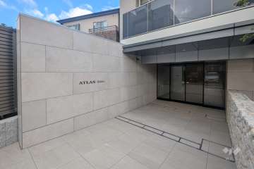 南側エントランス