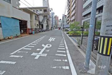 敷地南東側の前面道路（東側から）