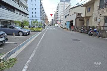 敷地南東側の前面道路（南側から）