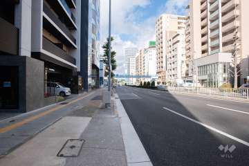 敷地東側の前面道路（南側から）