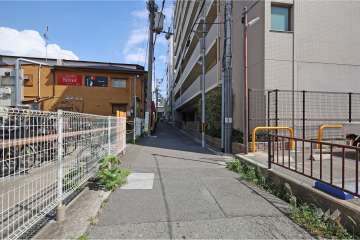 敷地北側の前面道路