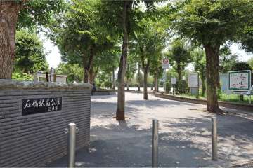 敷地南側に『石橋駅前公園』があります。