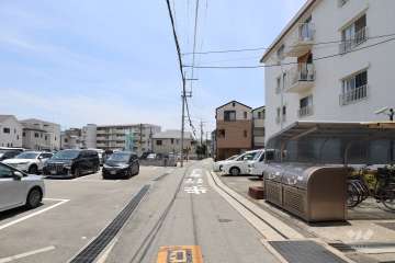 敷地東側の前面道路（北側から）