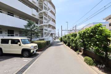 敷地北側の前面道路（北東側から）