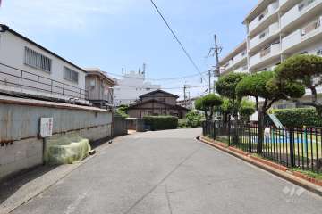 敷地南側の前面道路（東側から）