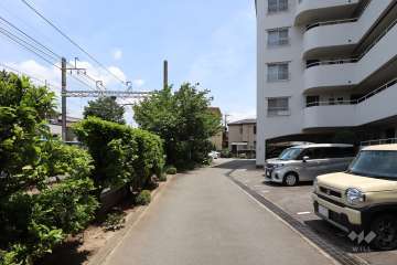 敷地北側の前面道路（南西側から）