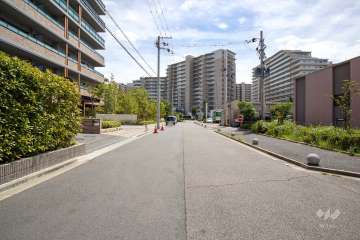 敷地西側の前面道路（北側から）