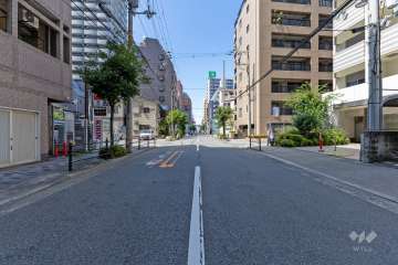 敷地西側の前面道路（南側から）