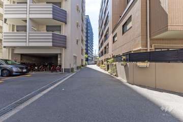 敷地北側の前面道路（東側から）