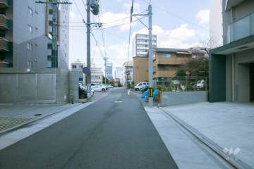 敷地の南西側前面道路（北西側から）