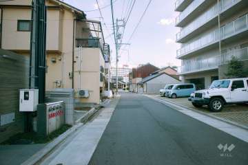 敷地の南西側前面道路（南東側から）