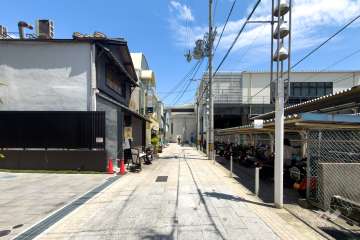敷地南側の前面道路（東側から）