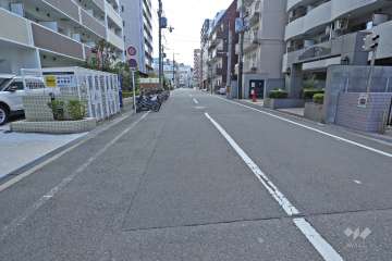 敷地北西側の前面道路（北側から）
