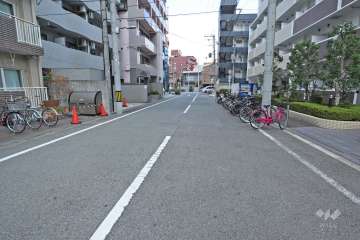 敷地北西側の前面道路（西側から）