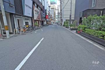 敷地北西側の前面道路（西側から）