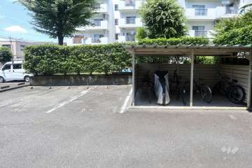 敷地内駐車場と駐輪場