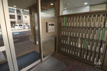 エントランスはオートロック付きです。