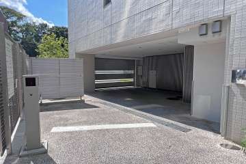 駐車場の出入り口（ゲート付き）