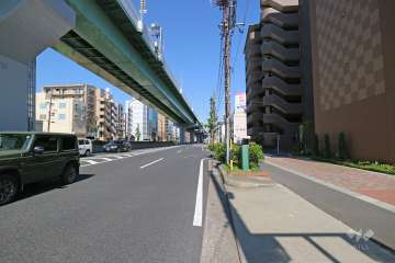 敷地北側の前面道路(西側から)