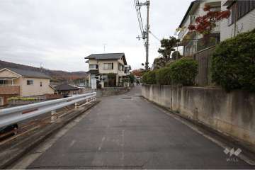 敷地西側の前面道路