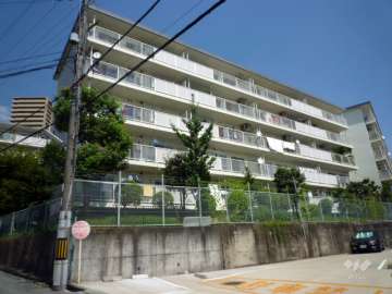 ライオンズマンション箕面Ａ棟の外観（南西側から）