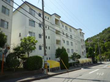 ライオンズマンション箕面Ａ棟の外観（北東側から）