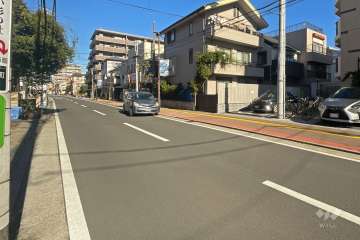 敷地西側の前面道路（南側から）
