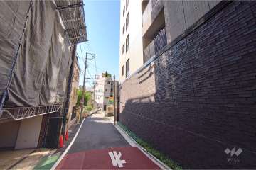 敷地南東側の前面道路（北東側から）