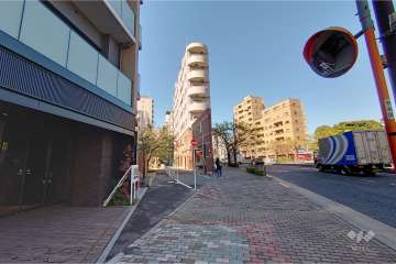 敷地北東側の前面道路（南東側から）