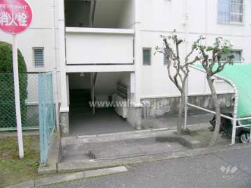 ライオンズマンション箕面Ｂ棟の外観（南東側から）