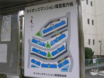 ライオンズマンション箕面全体、中央手前がB棟