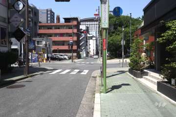 敷地西側の前面道路（南側から）