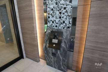 エントランスはオートロック付きです。