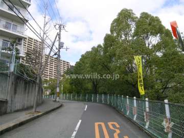 敷地の東側には川が流れ、緑豊か。