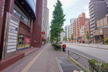 敷地北側の前面道路（東側から）