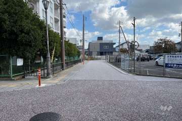 敷地南側の前面道路（西側から）